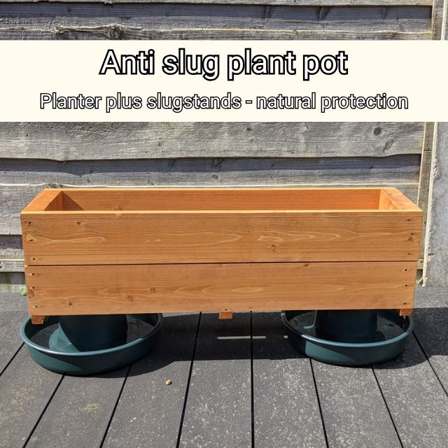 Anti slug plant pot